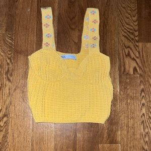ZARA KNITTED CROP EMBROIDERED YELLOW TOP SIZE SMALL